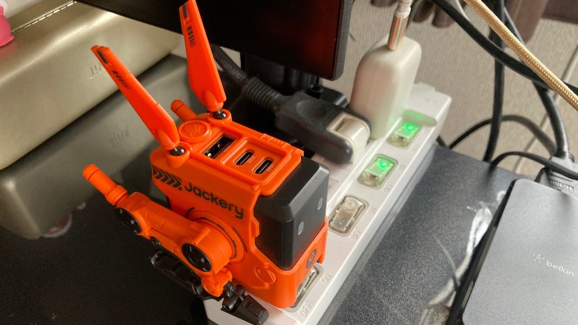 外観デザイン|メカロボット感が強い個性派充電器